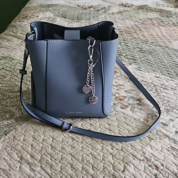Calvin Klein medium size bucket bag - Picture 4 of 8